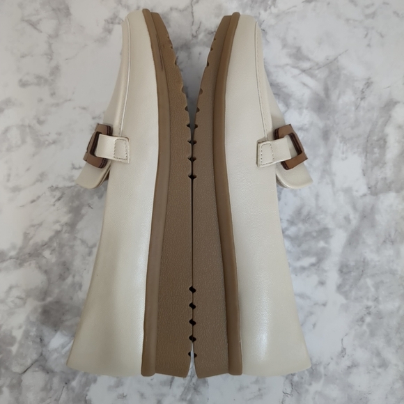 Baretraps Addison Cream Loafers with Brown Accent , Size 7.5M - Picture 5 of 9